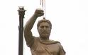 H μνημειολαγνεία στα Σκόπια συνεχίζεται - Έφτασε το άγαλμα του Φιλίππου