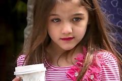 Τι κι αν είναι μόλις 6; Η Suri βγαίνει από καφετέρια με βαμμένα νύχια και κραγιόν!