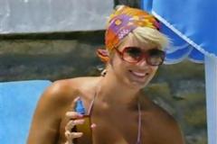 Ε. Μελέτη: Άλλη μία καυτή εμφάνιση στην παραλία με brazilian!