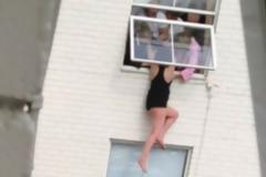 Γυναίκα προσπαθεί να πέσει από παράθυρο του τρίτου ορόφου!