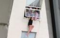 Γυναίκα προσπαθεί να πέσει από παράθυρο του τρίτου ορόφου! - Φωτογραφία 3