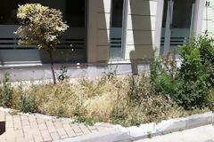 Εγκαταλελειμένη και επικίνδυνη για παιδιά και πεζούς η κεντρική πλατεία της Παλλήνης