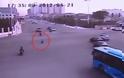 ΒΙΝΤΕΟ ΣΟΚ: Τρίχρονος «καμικάζι» βγήκε στη λεωφόρο με ηλεκτρικό τρίκυκλο