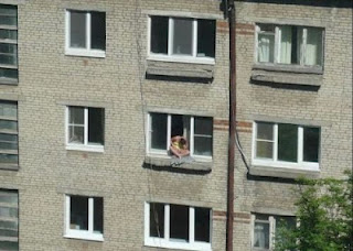 Μαντέψτε: Τι κάνει η δεσποινίδα στο παράθυρο; - Φωτογραφία 1