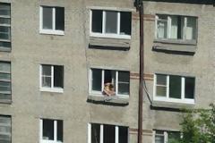 Μαντέψτε: Τι κάνει η δεσποινίδα στο παράθυρο;