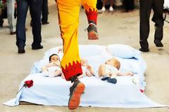 El Salto del Colacho: «Το άλμα του Διαβόλου»!