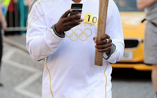 Ποιος διάσημος τραγουδιστής έπαιζε με το κινητό την ώρα που είχε στα χέρια του την Ολυμπιακή Δάδα; - Φωτογραφία 1
