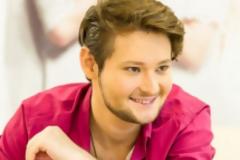 Γιατί μας… σόκαρε ο παρουσιαστής της Eurovision [φωτο]