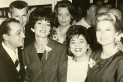 Σπηλιά του Παρασκευά: Το πιο in μαγαζι των 50's ήταν στην Καστέλα [video]