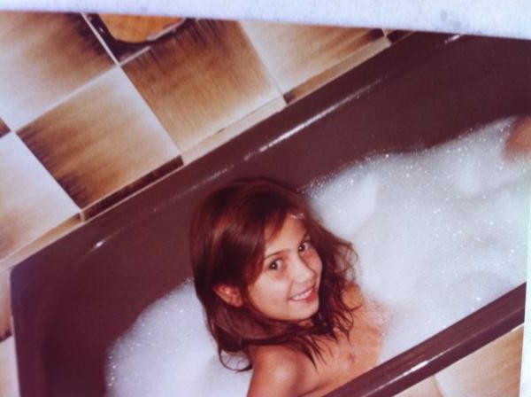 ΔΕΙΤΕ: Η Έλενα Παπαβασιλείου μελαχρινή στη μπανιέρα! - Φωτογραφία 2