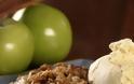 Apple crumble: Ένα γλύκισμα με παγωτό βανίλια, κανέλα και σιρόπι καραμέλας