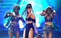 Η Rihanna στο American Idol με ράστα και sexy μαύρο φόρεμα!