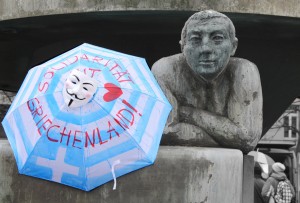 Βερολίνο: Συνέλαβαν Γερμανίδα για την φιλοελληνική της ομπρέλα - Φωτογραφία 2