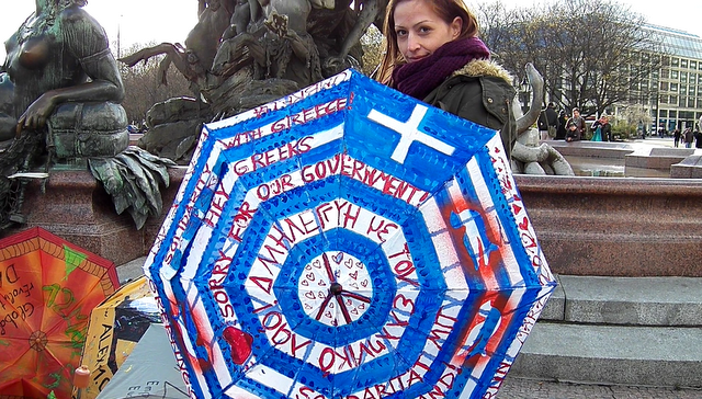 Βερολίνο: Συνέλαβαν Γερμανίδα για την φιλοελληνική της ομπρέλα - Φωτογραφία 5