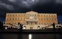 «Διαχρονικές οι ελλείψεις»  Με τη θεαματική αποτυχία Ελλήνων και Ιταλών πολιτικών απορεί το Reuters