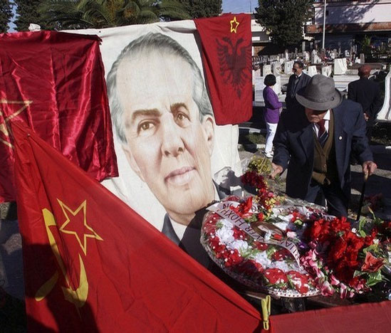 Το ΚΚΕ συνεχίζει να υπερασπίζεται το έργο του δικτάτορα της Αλβανίας Ενβέρ Χότζα! - Φωτογραφία 1