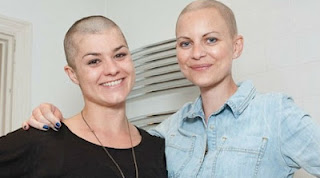 Δώρισε τα μαλλιά της στην καρκινοπαθή φίλη της για το γάμο της! - Φωτογραφία 1