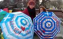 Βερολίνο: Συνέλαβαν Γερμανίδα για την φιλοελληνική της ομπρέλα - Φωτογραφία 4