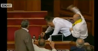 VIDEO: Μπουνιές και κλωτσιές στα έδρανα του κοινοβουλίου! - Φωτογραφία 1