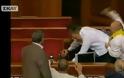 VIDEO: Μπουνιές και κλωτσιές στα έδρανα του κοινοβουλίου!