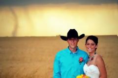 Ο ανεμοστρόβιλος δεν πτόησε το νιόπαντρο ζευγάρι!