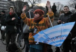 Βερολίνο: Συνέλαβαν Γερμανίδα για την φιλο ελληνική της ομπρέλα - Φωτογραφία 1