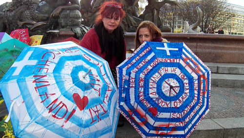 Βερολίνο: Συνέλαβαν Γερμανίδα για την φιλο ελληνική της ομπρέλα - Φωτογραφία 4