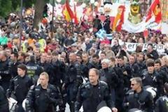 ΦΩΤΟΓΡΑΦΙΑ: Τα ΜΑΤ έβγαλαν τα κράνη και διαδήλωσαν με το λαό!