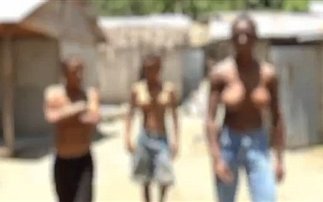 VIDEO: Τρία αδέρφια πάσχουν από γυναικομαστία - Φωτογραφία 1