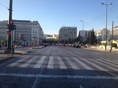 Αρχίζει και μαζεύει κόσμο τα τελευταία λεπτά το Σύνταγμα - Φωτογραφία 5