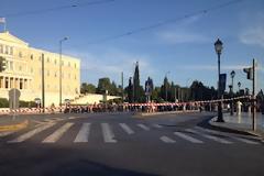 Αρχίζει και μαζεύει κόσμο τα τελευταία λεπτά το Σύνταγμα