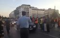 Έφυγαν οι μοτοσικλετιστές ο κόσμος προσπαθεί μάταια να κρατήσει τους δρόμους κλειστούς - Φωτογραφία 1