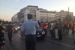 Έφυγαν οι μοτοσικλετιστές ο κόσμος προσπαθεί μάταια να κρατήσει τους δρόμους κλειστούς