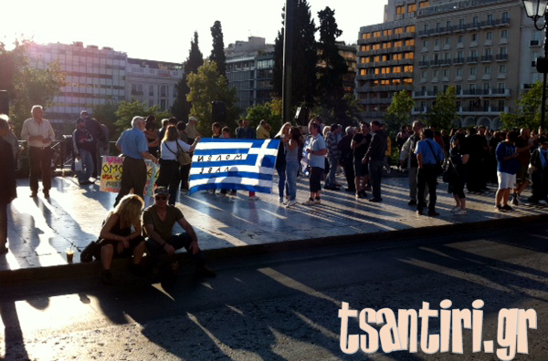 Οι Αγανακτισμένοι πήγαν Σύνταγμα με τύμπανα και σημαίες (Photos) - Φωτογραφία 7