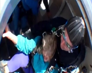 VIDEO: Η εφιαλτική ελεύθερη πτώση από αεροπλάνο μιας 80χρονης - Φωτογραφία 1