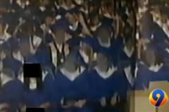 Μαθήτρια έδειξε το αιδοίο της σε σχολική φωτογραφία!!! (Photos+Video)