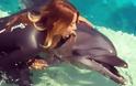 Γνωστή παρουσιάστρια κολυμπάει παρέα με τα δελφίνια!