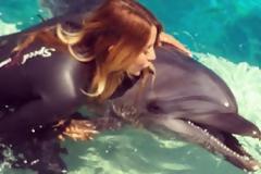 Γνωστή παρουσιάστρια κολυμπάει παρέα με τα δελφίνια!