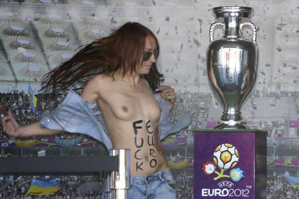 VIDEO: Νέα επίθεση γυμνόστηθης φεμινίστριας στο EURO 2012 - Φωτογραφία 3