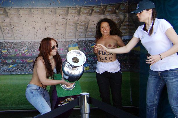 VIDEO: Νέα επίθεση γυμνόστηθης φεμινίστριας στο EURO 2012 - Φωτογραφία 4