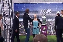 VIDEO: Νέα επίθεση γυμνόστηθης φεμινίστριας στο EURO 2012