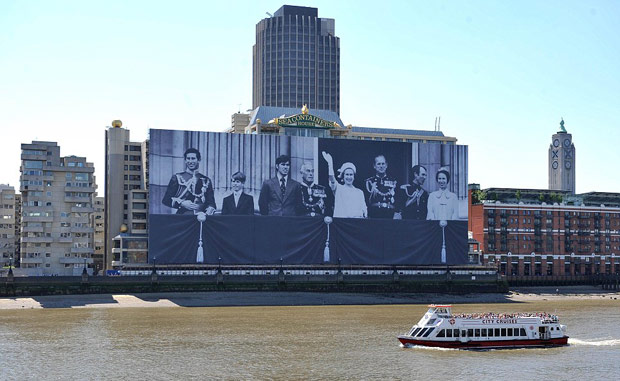 ΔΕΙΤΕ: Τεράστια φωτογραφία της βρετανικής βασιλικής οικογένειας δεσπόζει στον Τάμεση - Φωτογραφία 1