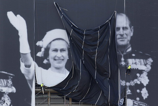 ΔΕΙΤΕ: Τεράστια φωτογραφία της βρετανικής βασιλικής οικογένειας δεσπόζει στον Τάμεση - Φωτογραφία 3