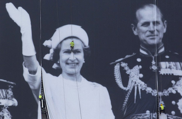 ΔΕΙΤΕ: Τεράστια φωτογραφία της βρετανικής βασιλικής οικογένειας δεσπόζει στον Τάμεση - Φωτογραφία 4