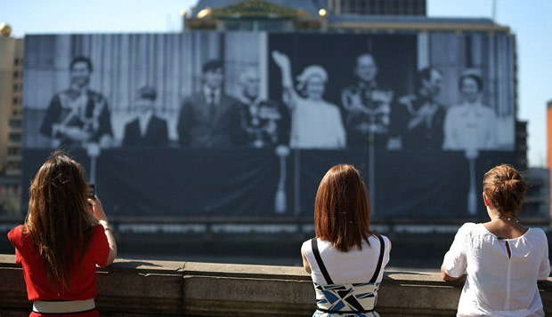 ΔΕΙΤΕ: Τεράστια φωτογραφία της βρετανικής βασιλικής οικογένειας δεσπόζει στον Τάμεση - Φωτογραφία 5