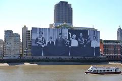 ΔΕΙΤΕ: Τεράστια φωτογραφία της βρετανικής βασιλικής οικογένειας δεσπόζει στον Τάμεση