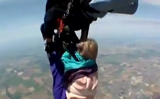 Βίντεο που κόβει την ανάσα - Παραλίγο να έχει τραγικό αποτέλεσμα το skydiving - Φωτογραφία 1