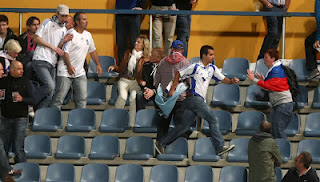 Επεισόδιο με Σκοπιανό στην εξέδρα της Εθνικής ομάδος ποδοσφαίρου...Τον κυνήγησαν οι Έλληνες οπαδοί μέχρι τα αποδυτήρια.. - Φωτογραφία 1