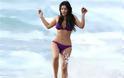 Η Kim Kardashian με μπικίνι πλατσουρίζει στη θάλασσα... (pics)