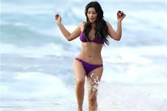 Η Kim Kardashian με μπικίνι πλατσουρίζει στη θάλασσα... (pics)